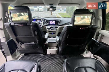 Мінівен Chrysler Pacifica 2020 в 