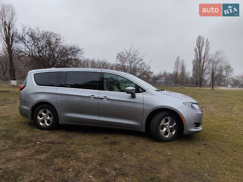 Мінівен Chrysler Pacifica 2018 в Києві