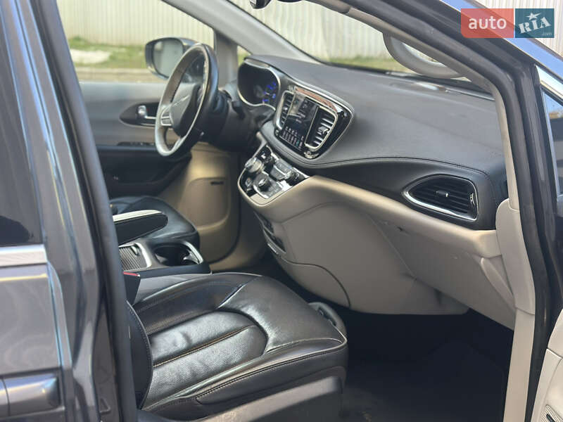 Мінівен Chrysler Pacifica 2018 в Львові