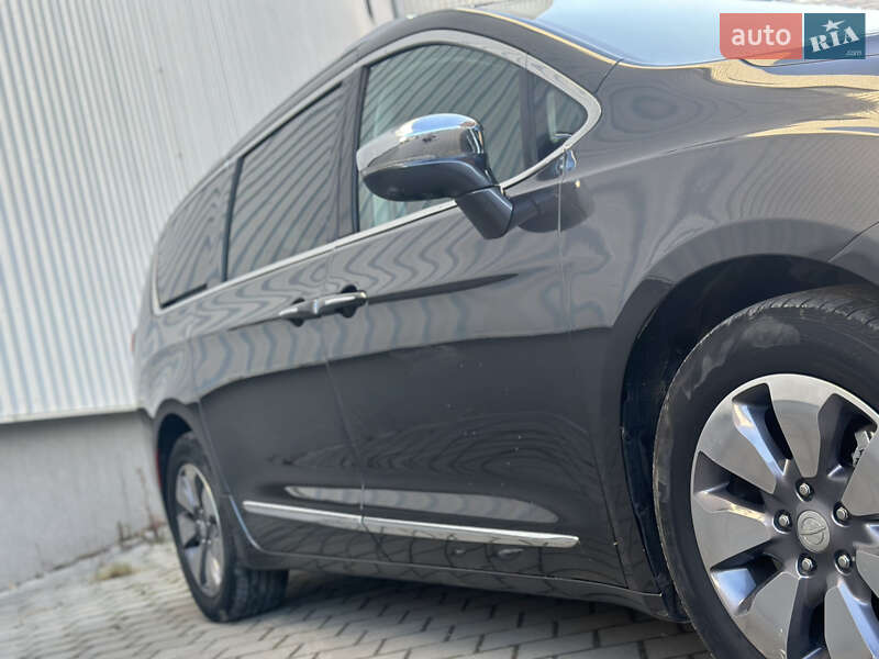 Мінівен Chrysler Pacifica 2018 в Львові