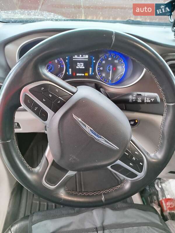 Минивэн Chrysler Pacifica 2017 в Львове