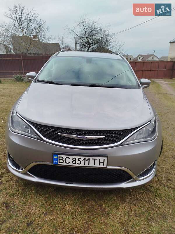 Минивэн Chrysler Pacifica 2017 в 