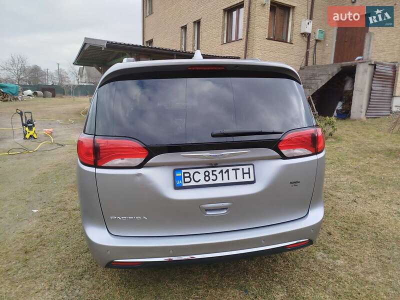 Минивэн Chrysler Pacifica 2017 в Львове