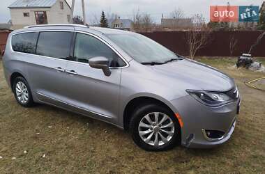 Мінівен Chrysler Pacifica 2017 в Львові