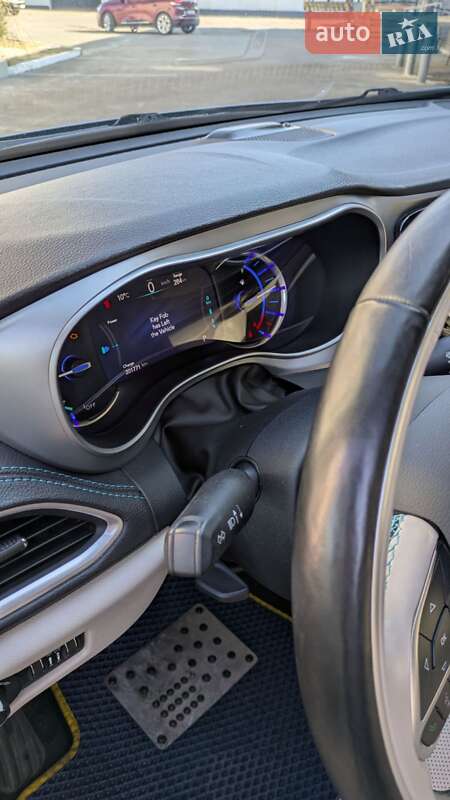 Минивэн Chrysler Pacifica 2017 в Сарнах