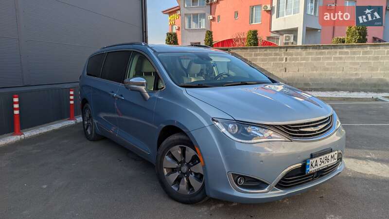 Минивэн Chrysler Pacifica 2017 в Сарнах