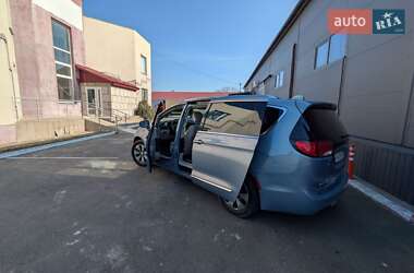 Минивэн Chrysler Pacifica 2017 в 