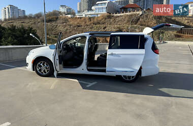 Минивэн Chrysler Pacifica 2019 в 