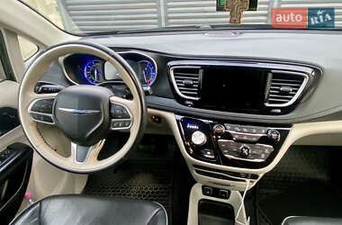 Мінівен Chrysler Pacifica 2020 в 