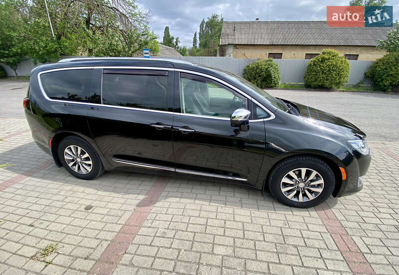 Минивэн Chrysler Pacifica 2020 в 