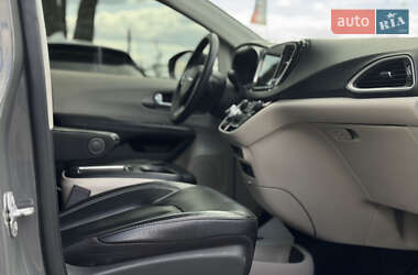 Минивэн Chrysler Pacifica 2022 в 