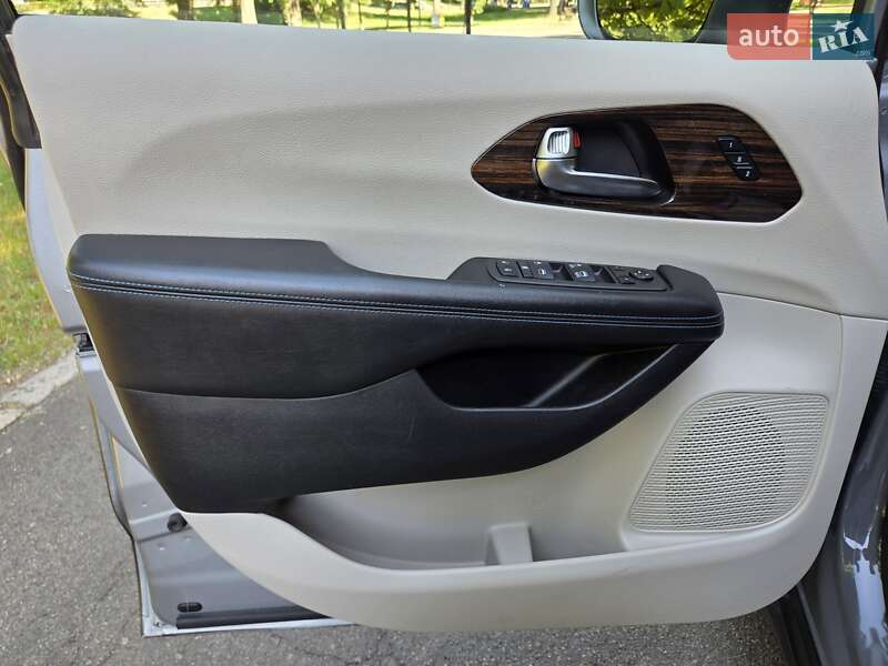 Универсал Chrysler Pacifica 2021 в Киеве