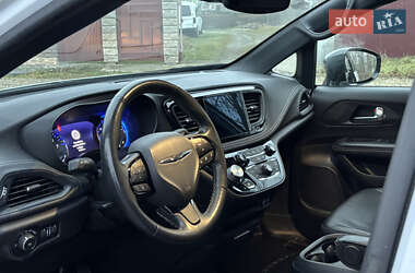 Мінівен Chrysler Pacifica 2020 в 