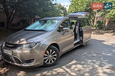 Мінівен Chrysler Pacifica 2017 в Ужгороді