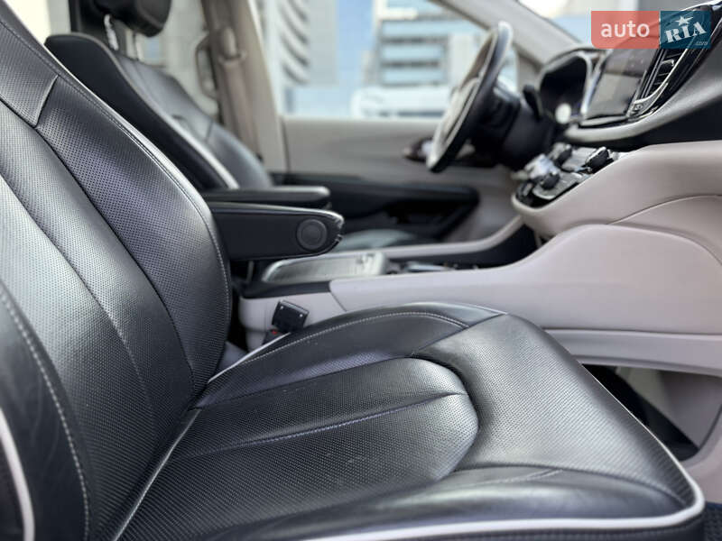 Минивэн Chrysler Pacifica 2020 в Киеве