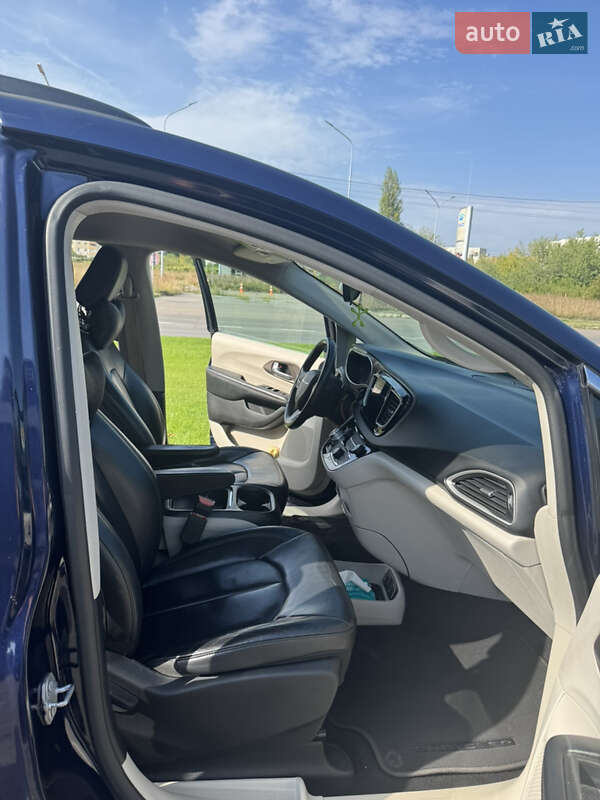 Минивэн Chrysler Pacifica 2017 в Ужгороде