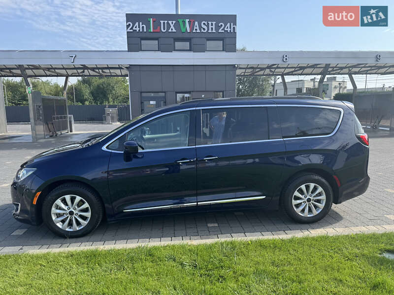 Минивэн Chrysler Pacifica 2017 в Ужгороде