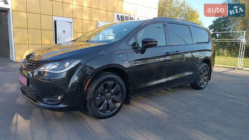 Минивэн Chrysler Pacifica 2019 в 