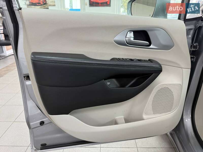 Минивэн Chrysler Pacifica 2017 в Киеве