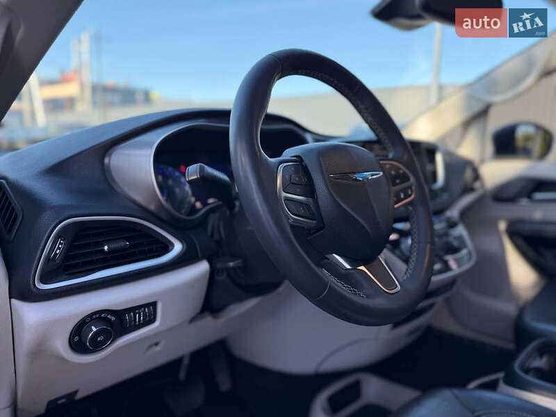 Мінівен Chrysler Pacifica 2022 в Львові