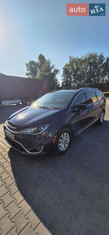 Универсал Chrysler Pacifica 2018 в Нововолынске