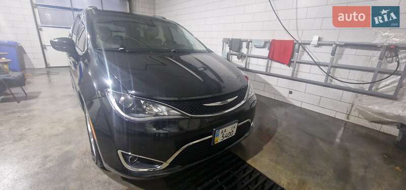 Минивэн Chrysler Pacifica 2016 в Киеве