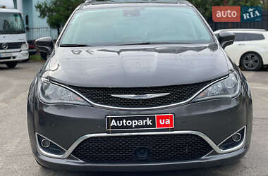Минивэн Chrysler Pacifica 2017 в 
