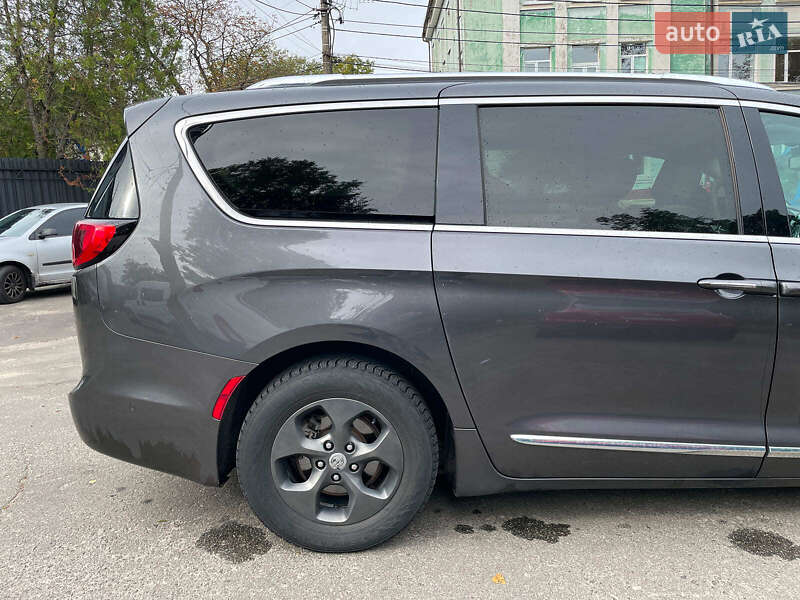 Минивэн Chrysler Pacifica 2017 в Киеве