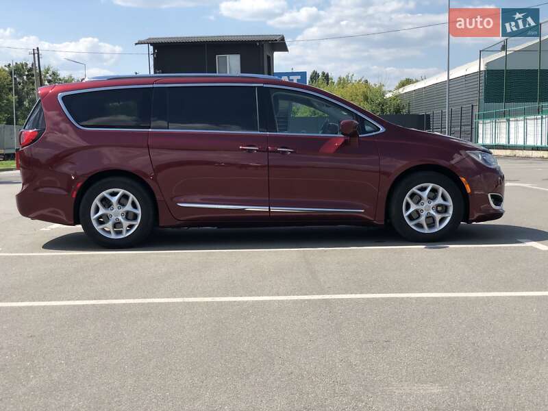 Универсал Chrysler Pacifica 2017 в Киеве