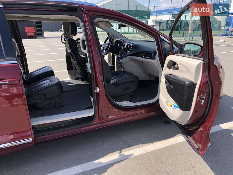 Универсал Chrysler Pacifica 2017 в Киеве