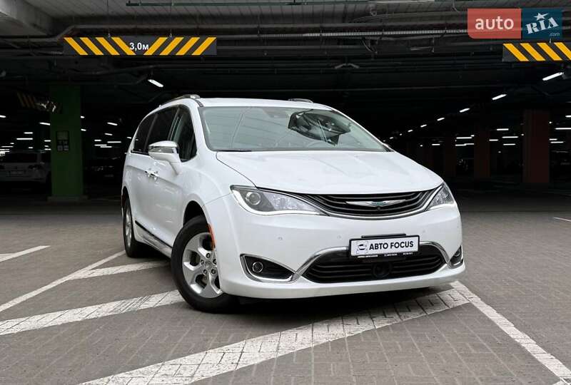 Минивэн Chrysler Pacifica 2017 в 
