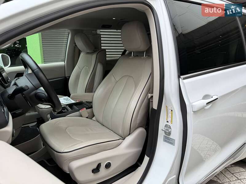 Минивэн Chrysler Pacifica 2017 в Киеве