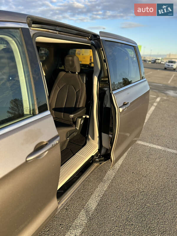 Минивэн Chrysler Pacifica 2017 в Киеве фото 8 Минивэн Chrysler Pacifica 2017 в Киеве