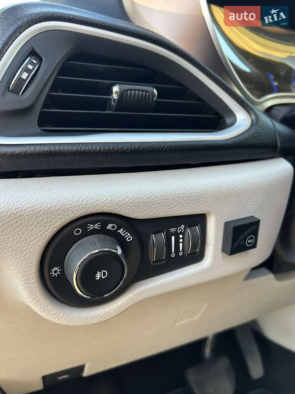 Минивэн Chrysler Pacifica 2017 в Киеве фото 22 Минивэн Chrysler Pacifica 2017 в Киеве