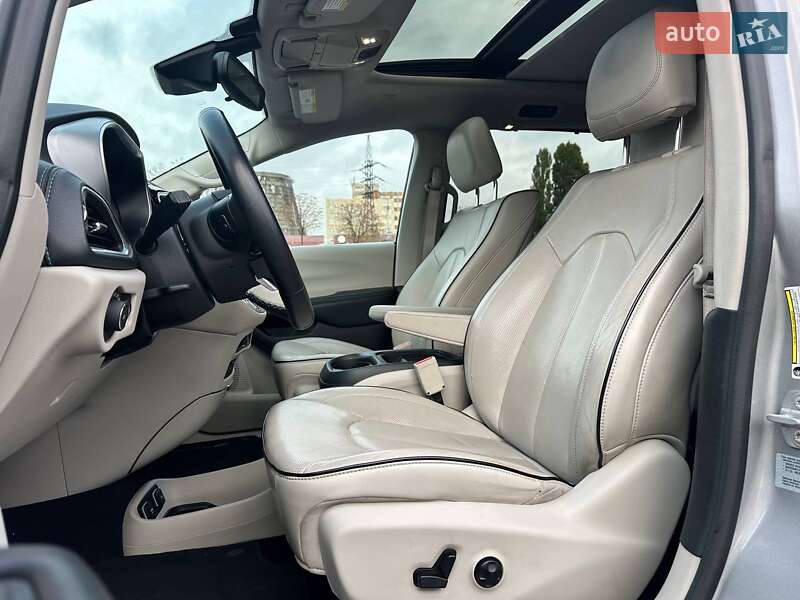 Минивэн Chrysler Pacifica 2017 в Киеве фото 22 Минивэн Chrysler Pacifica 2017 в Киеве