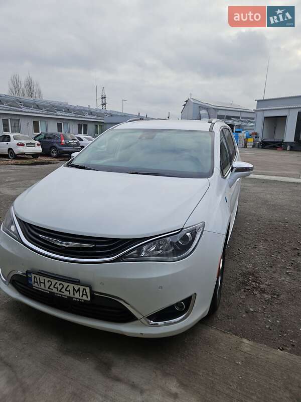 Минивэн Chrysler Pacifica 2017 в Киеве фото Минивэн Chrysler Pacifica 2017 в Киеве