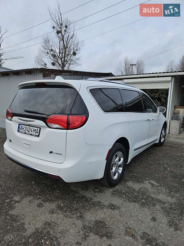 Минивэн Chrysler Pacifica 2017 в Киеве фото 2 Минивэн Chrysler Pacifica 2017 в Киеве