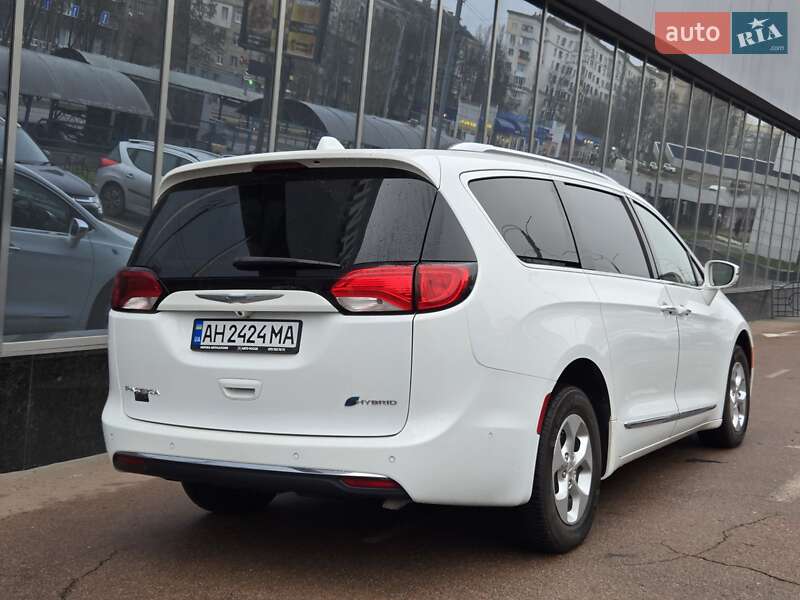 Минивэн Chrysler Pacifica 2017 в Киеве