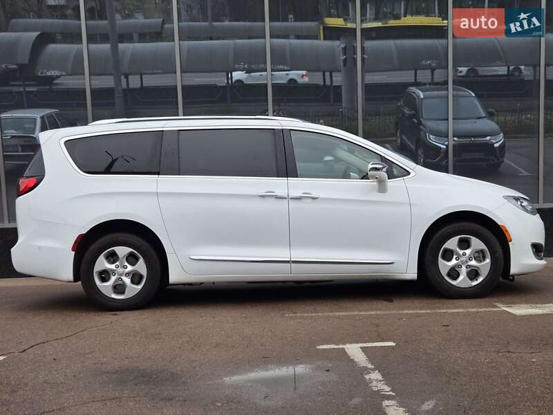 Минивэн Chrysler Pacifica 2017 в Киеве