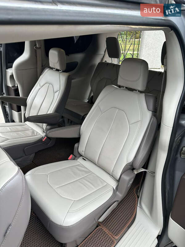 Мінівен Chrysler Pacifica 2017 в Умані