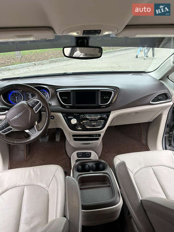 Мінівен Chrysler Pacifica 2017 в Умані