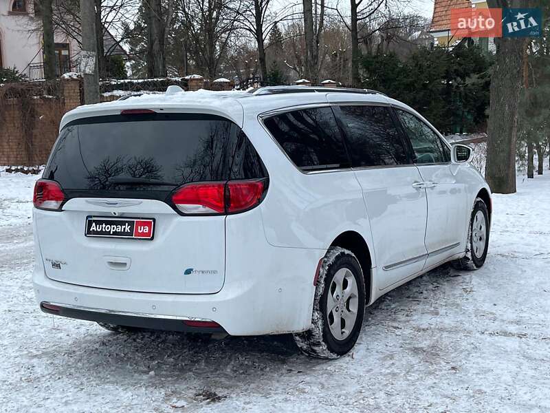 Минивэн Chrysler Pacifica 2017 в Киеве фото 8 Минивэн Chrysler Pacifica 2017 в Киеве