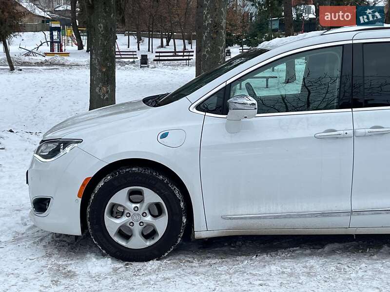 Минивэн Chrysler Pacifica 2017 в Киеве фото 13 Минивэн Chrysler Pacifica 2017 в Киеве