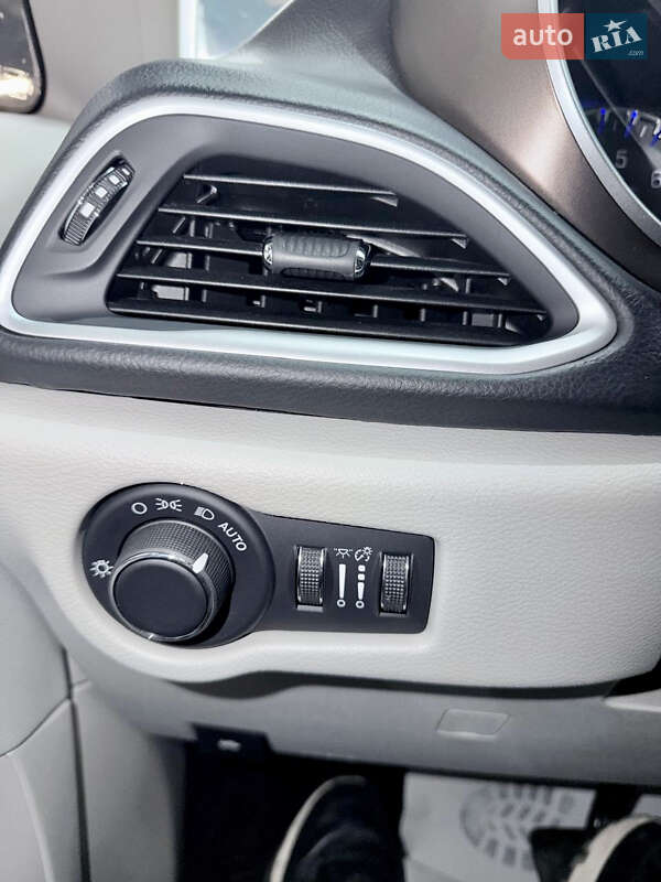 Минивэн Chrysler Pacifica 2017 в Киеве фото 26 Минивэн Chrysler Pacifica 2017 в Киеве