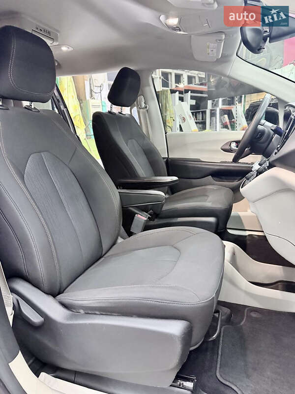 Минивэн Chrysler Pacifica 2017 в Киеве фото 18 Минивэн Chrysler Pacifica 2017 в Киеве