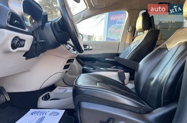 Мінівен Chrysler Pacifica 2018 в Львові