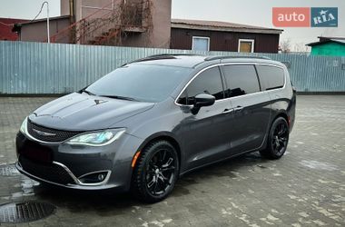 Універсал Chrysler Pacifica 2017 в Києві