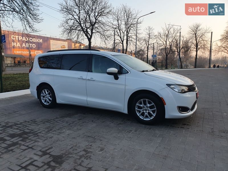 Минивэн Chrysler Pacifica 2020 в Киеве