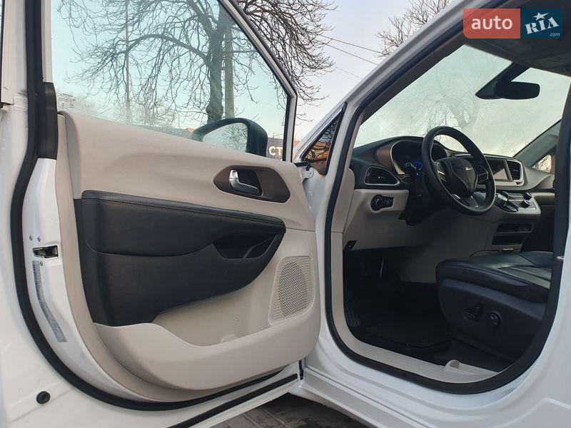 Минивэн Chrysler Pacifica 2020 в Киеве