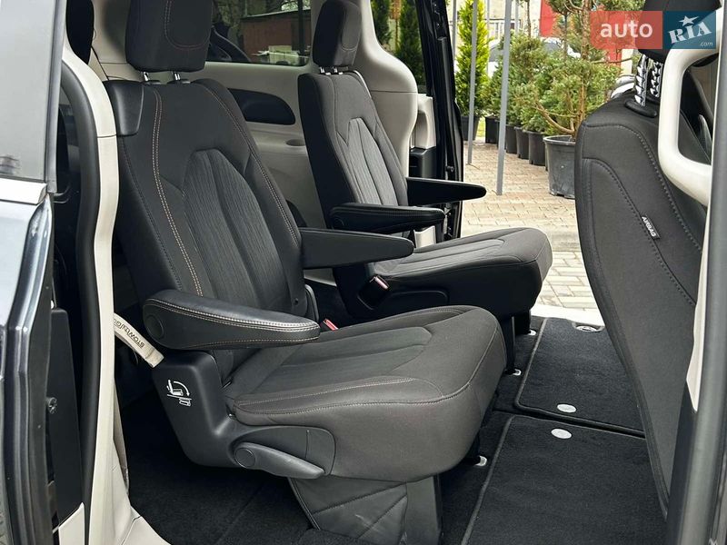 Мінівен Chrysler Pacifica 2019 в Одесі